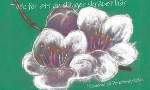 A drawn image of 2 white-pink cherry blossoms, saying: "Tack för att du slänger skräpet här" above it and underneath it: "/Eleverna pa Rosenlundsskolan"